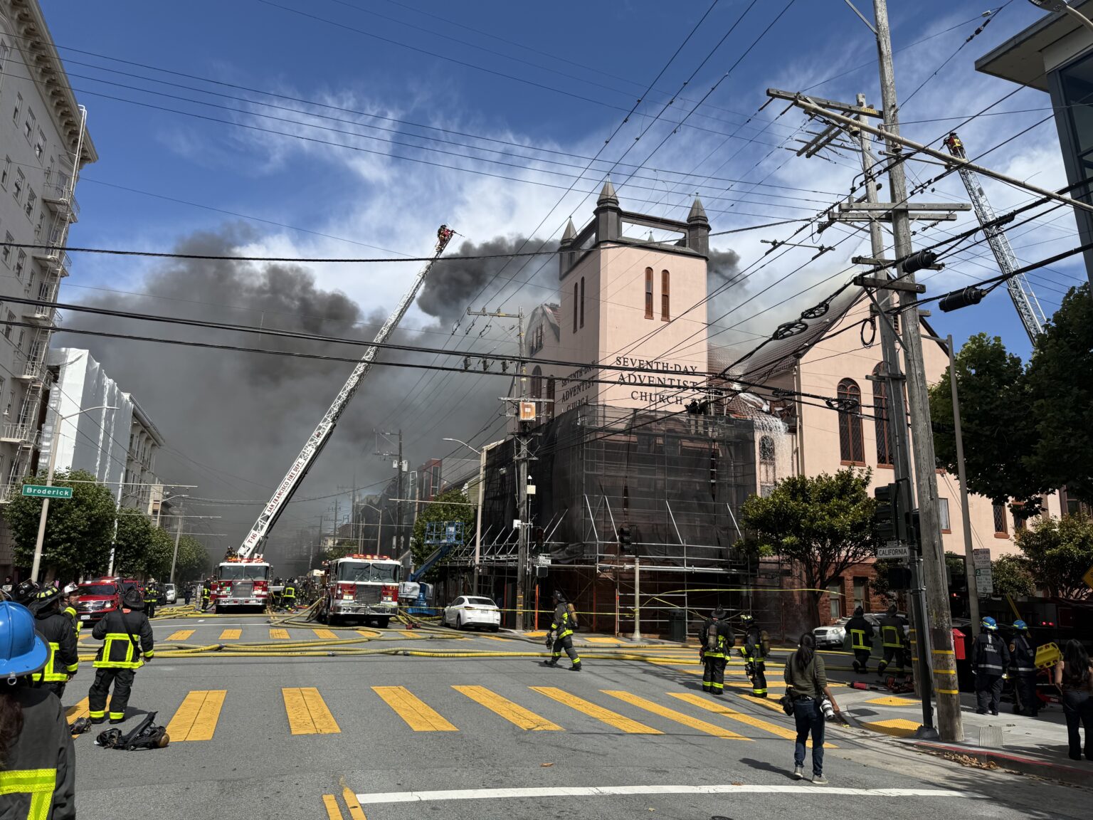 Speranta TV | Un incendiu de proporții a cuprins clădirea istorică a Bisericii Adventiste San Francisco Central, din statul american California