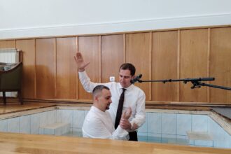Speranta TV | Un tânăr aflat în custodia Penitenciarului Ploiești a fost botezat la Biserica Adventistă de Ziua a Șaptea „Democrației”, după ce conducerea unității a aprobat ieșirea sa temporară