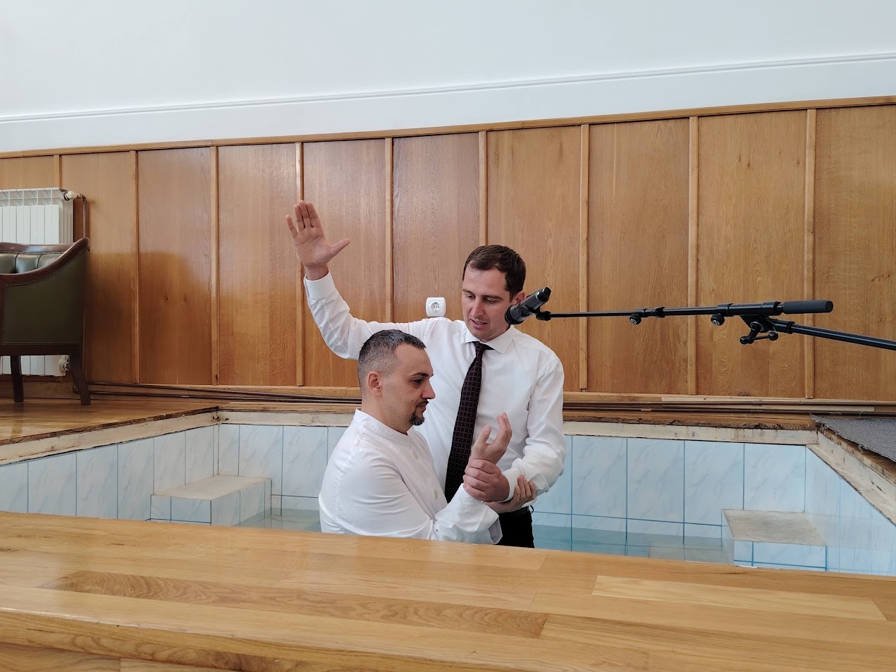 Speranta TV | Un tânăr aflat în custodia Penitenciarului Ploiești a fost botezat la Biserica Adventistă de Ziua a Șaptea „Democrației”, după ce conducerea unității a aprobat ieșirea sa temporară