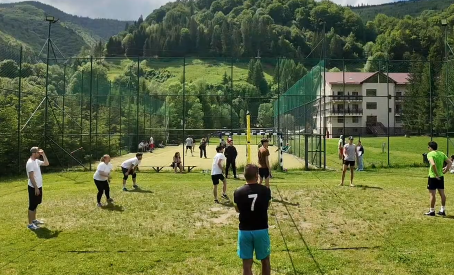 Speranta TV | S-a desfășurat ediția aniversară a Taberei de Volei, la 10 ani de la prima ediție, la Centrul de Tineret Sătic din județul Argeș