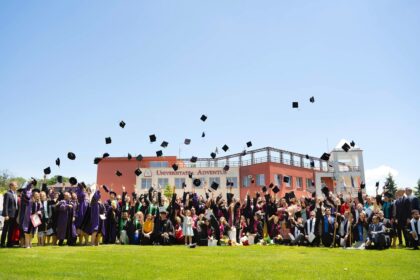 Speranta TV | Universitatea Adventus a sărbătorit absolvirea promoției 2026, printr-o ceremonie marcată de recunoștință, reflecție și speranță pentru viitor
