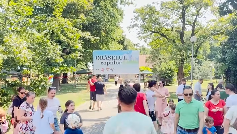 Speranta TV | La Macea, județul Arad, a fost organizat în premieră Orășelul Copiilor, un program pentru cei mici, cu ateliere creative, jocuri și concursuri, activități de mișcare, demonstrații interactive și promovarea gusturilor sănătoase