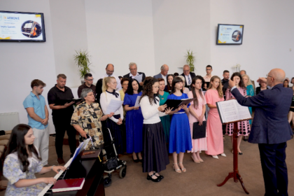 Speranta TV | Comunitățile adventiste de pe Valea Gurghiului s-au întâlnit la Reghin, în județul Mureș, la cea de-a doua ediție a programului muzical „În armonie”
