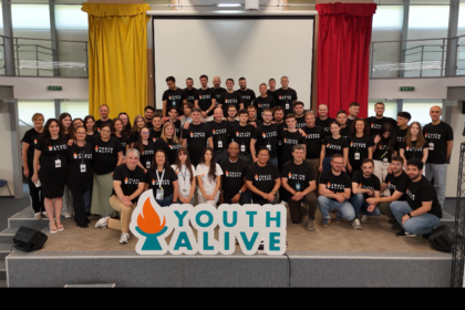 Speranta TV | Lideri și mentori adventiști din România, alături de invitați ai Conferinței Generale, s-au reunit la Stupini, Brașov, în cadrul unei tabere de formare pentru adolescenți și tineri