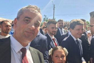 Speranta TV | Președintele României, Nicușor Dan a primit volumul „Tragedia veacurilor” în timpul vizitei la Curcani, în jud. Călărași